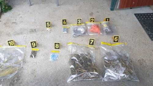 Izvršenim pretresom u Tešnju pronađeno oko 1,5 kg opojne droge