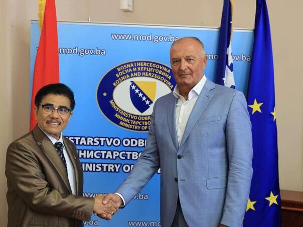 Jačanje veza s Azijom: Helez i Sitompulu razgovarali o vojnoj saradnji