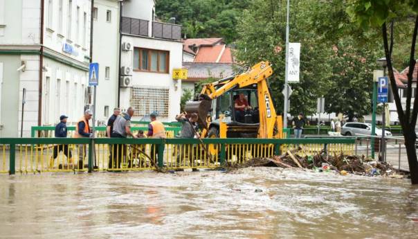 Jaka kiša izazvala poplave u šest mjesnih zajednica i samom centru Tešnja