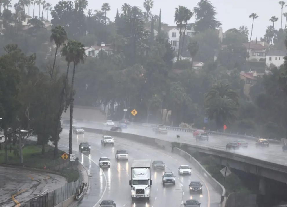 Jaka kiša u Los Angelesu: Pomoć vatrogascima, ali veliki rizik od poplava i klizišta