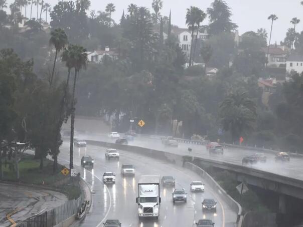 Jaka kiša u Los Angelesu: Pomoć vatrogascima, ali veliki rizik od poplava i klizišta