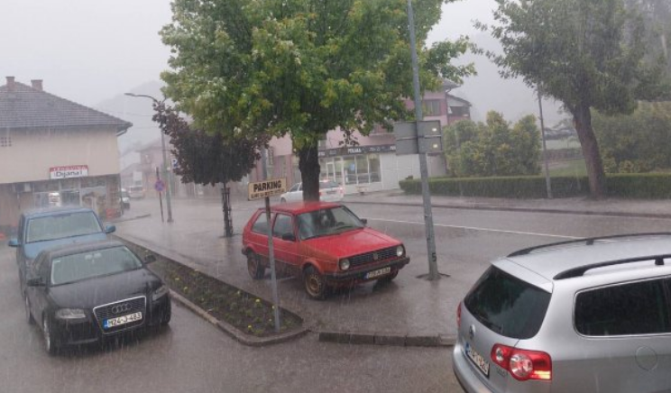 Јako nevrijeme pogodilo Rogaticu i Teslić, u bujici stradala stoka