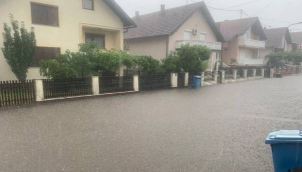 Jako nevrijeme u Modriči, ulice poplavljene