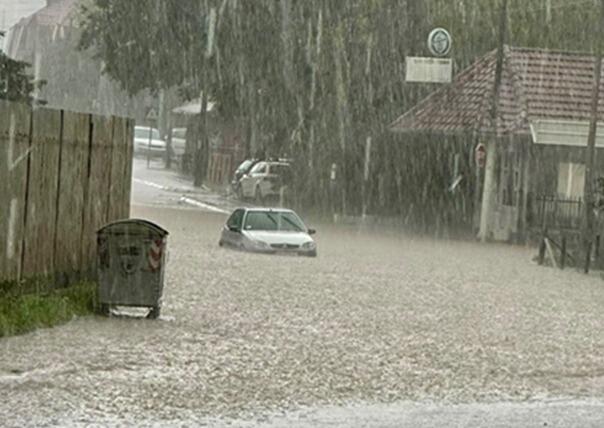 Jako nevrijeme u Srbiji: Padala tuča veličine oraha, bujica nosila aute