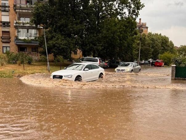 Jako nevrijeme pogodilo Srbiju: Vjetar, grmljavina, pljusak...