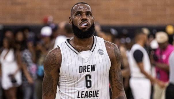 James poslije 11 godina igrao sa amaterima: Svađa sa sudijama i 42 poena