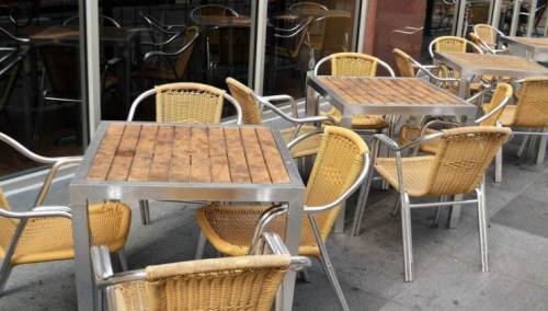 Janša: Slovenija još ne otvara kafiće i terase