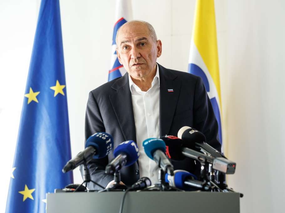 Janšina vlada ukinula zabranu trgovanja oružjem s Izraelom