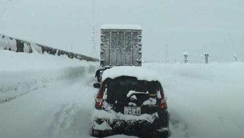 Japan: Blizu 1.100 automobila zaglavljeno na putu nakon snježne oluje