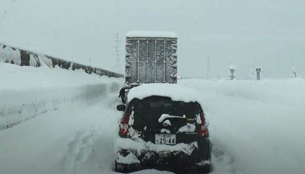 Japan: Blizu 1.100 automobila zaglavljeno na putu nakon snježne oluje