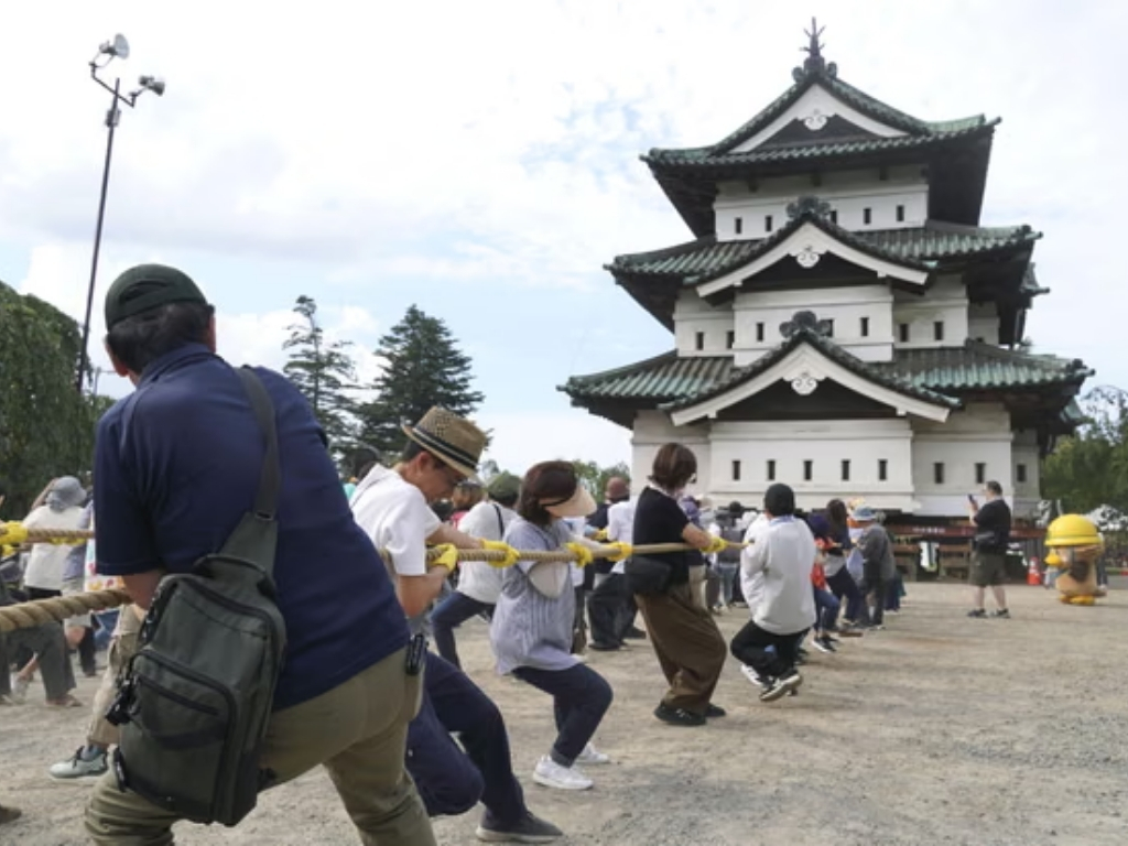 Japanci izveli nevjerovatan poduhvat: Hiljade ljudi pomjeraju kulu tešku 360 tona