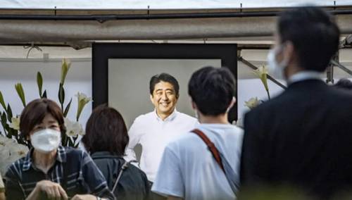 Japanci odaju počast bivšem premijeru Abeu