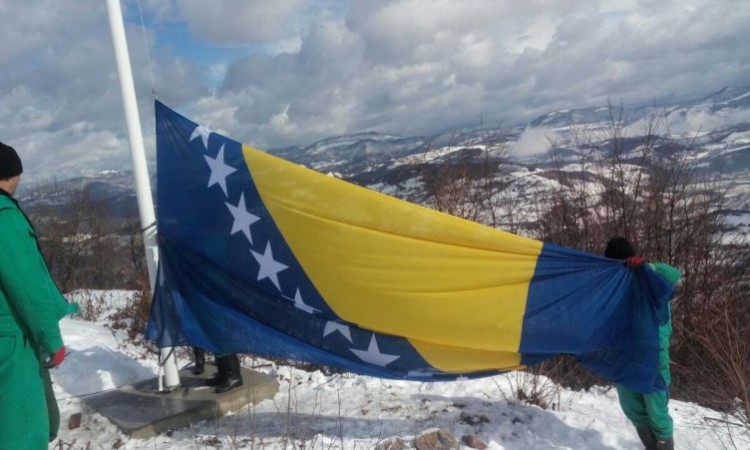 Jarbol sa zastavom BiH na lokalitetu kraljevskog grada Visoki