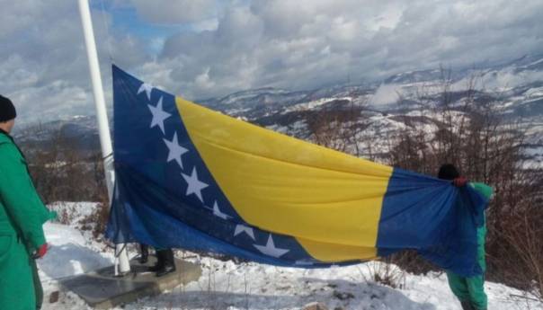Jarbol sa zastavom BiH na lokalitetu kraljevskog grada Visoki