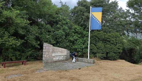 Jarboli sa zastavama BiH na Uborku i Sutini uoči godišnjice zločina