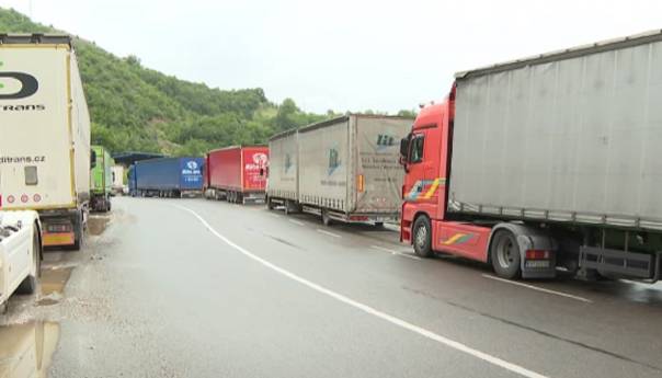 Jarinje: Kolona od 700 kamiona