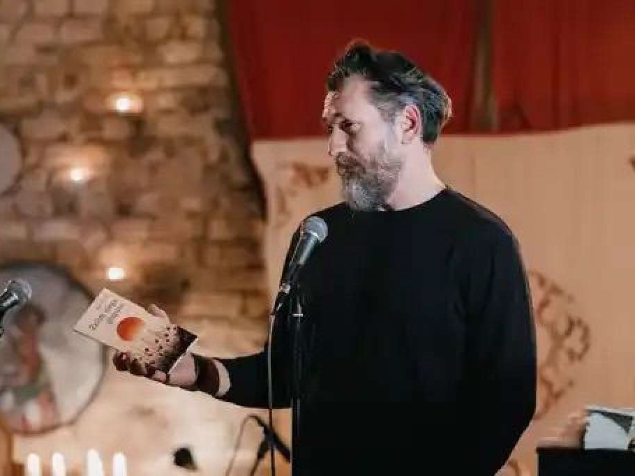 Jasmin Porobić u Sarajevu predstavio zbirku pjesama "Želim njega, glupana"