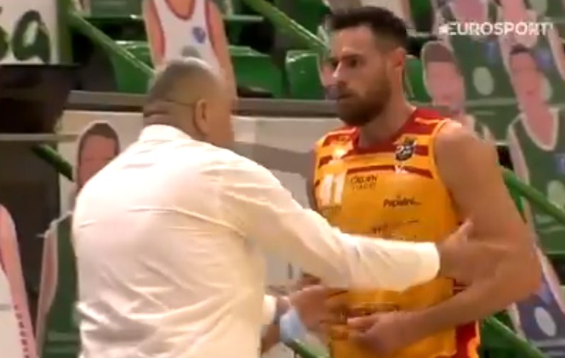 Jasmin Repeša ponovo izgubio kontrolu i udario svog košarkaša