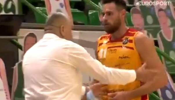 Jasmin Repeša ponovo izgubio kontrolu i udario svog košarkaša