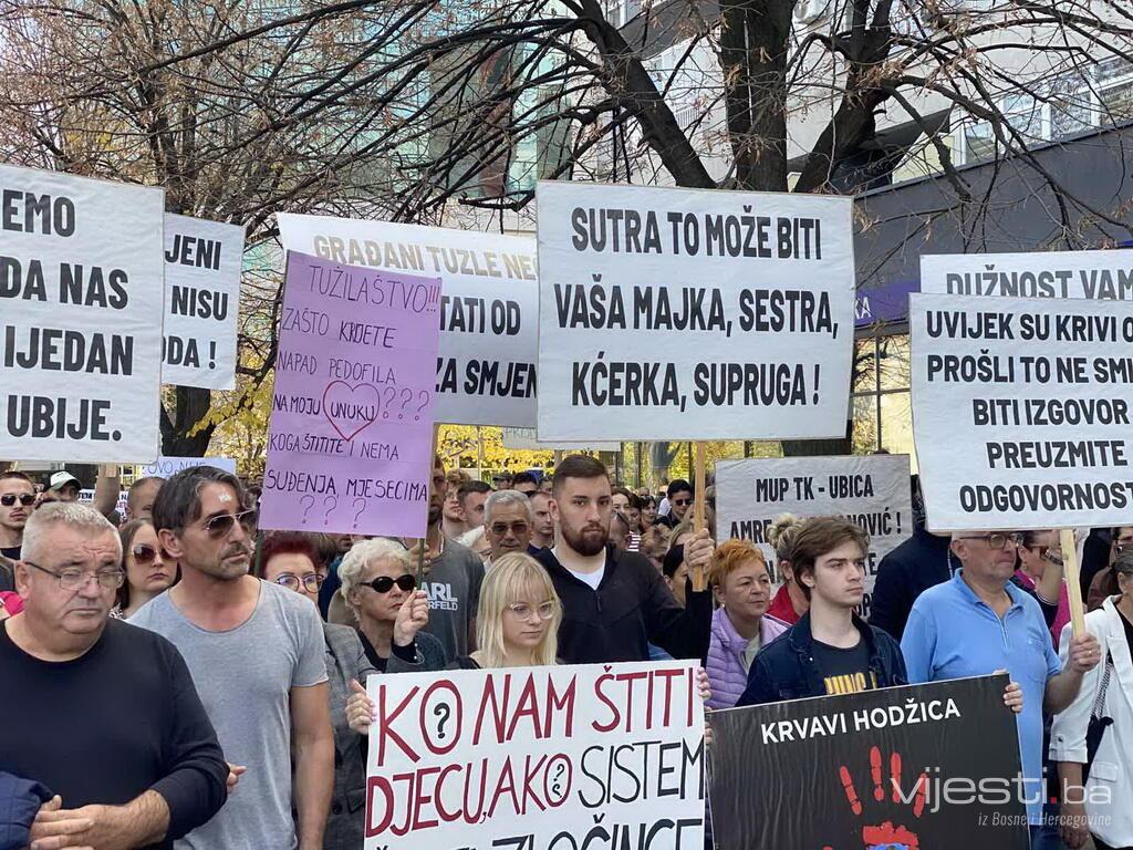 Jasne poruke građana sa protestne šetnje u Tuzli: Krivi su svi koji su znali!