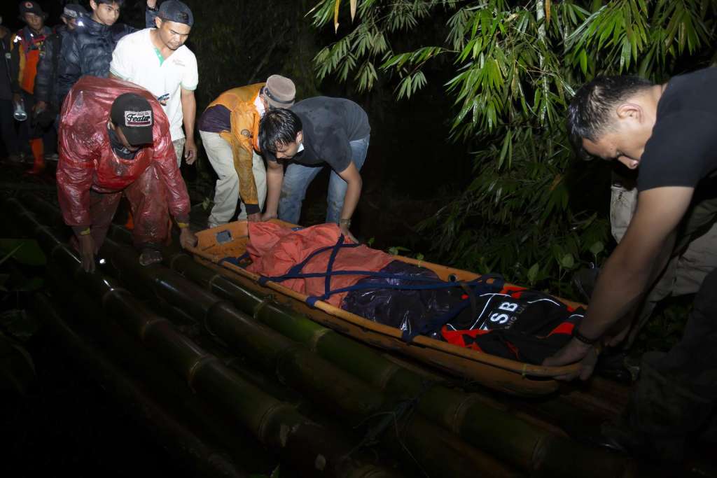 Jedanaest mrtvih i 12 nestalih penjača nakon erupcije vulkana u Indoneziji