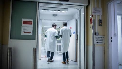 Jedinice intenzivne njege u Francuskoj suočene s povećanim brojkama zaraženih