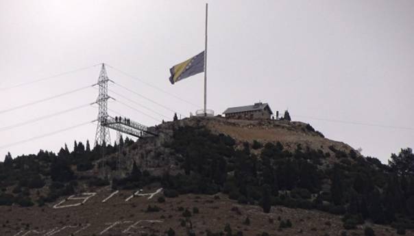 Jedna od najvećih zastava u BiH spuštena na pola koplja
