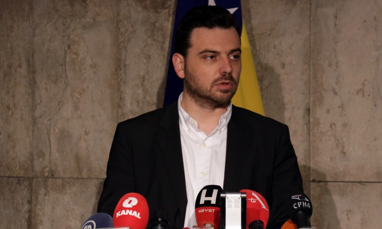 Jedna osoba ne može biti i ministar i poslanik u parlamentu
