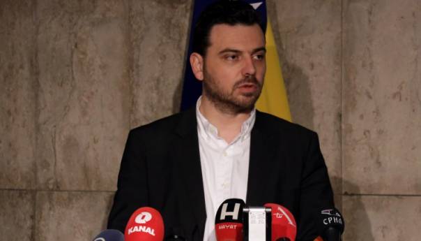 Jedna osoba ne može biti i ministar i poslanik u parlamentu