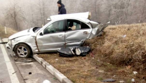 Jedna osoba poginula, a dvije teško povrijeđene u nesreći kod Tuzle