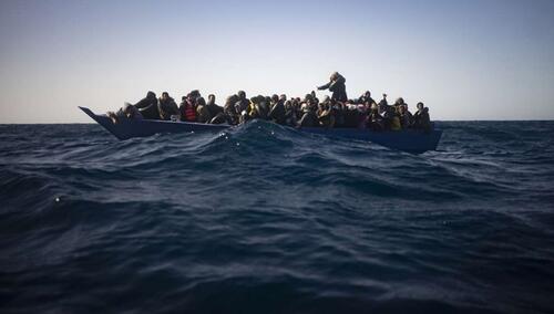 Jedna osoba poginula nakon prevrtanja čamca s migrantima u Lamancheu