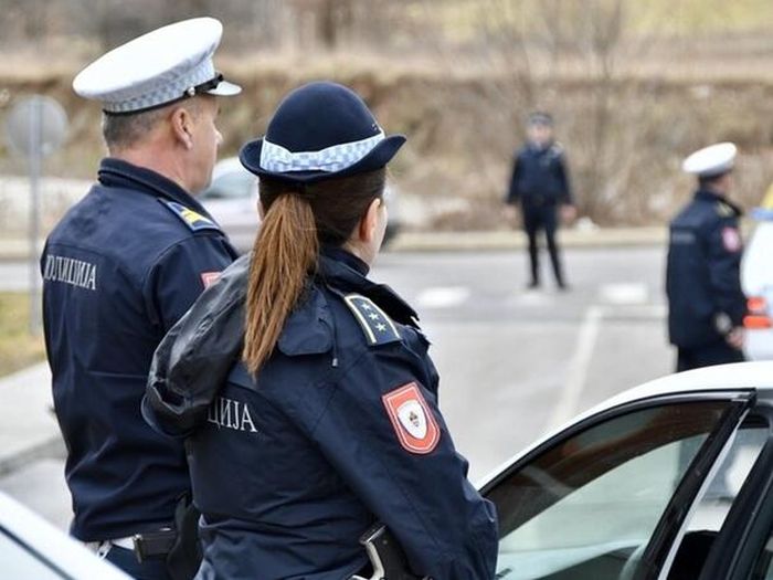 Jedna osoba poginula u nesreći na Sokocu, šest povrijeđeno