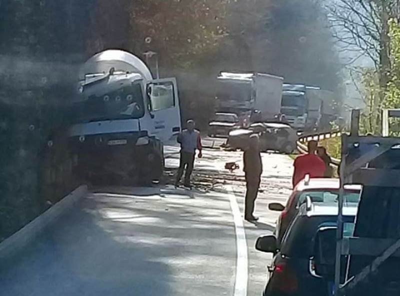 Jedna osoba poginula u sudaru auta i kamiona kod Zvornika
