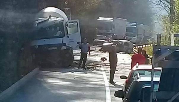 Jedna osoba poginula u sudaru auta i kamiona kod Zvornika