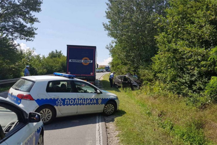 Jedna osoba poginula u sudaru kamiona i mercedesa kod Bijeljine