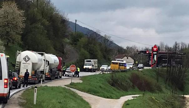 Jedna osoba poginula u sudaru tri vozila na ulazu u Travnik