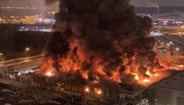 Jedna osoba poginula u velikom požaru u trgovačkom centru u Moskvi