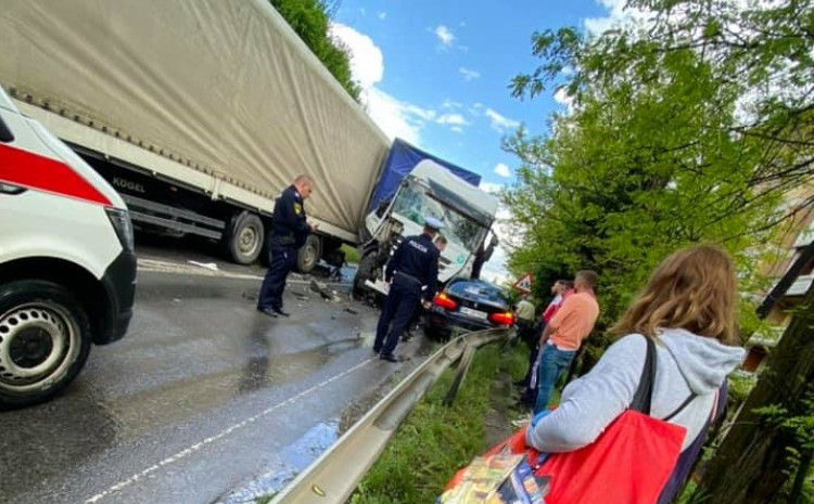 Jedna osoba povrijeđena u sudaru dva kamiona i automobila u Tuzli