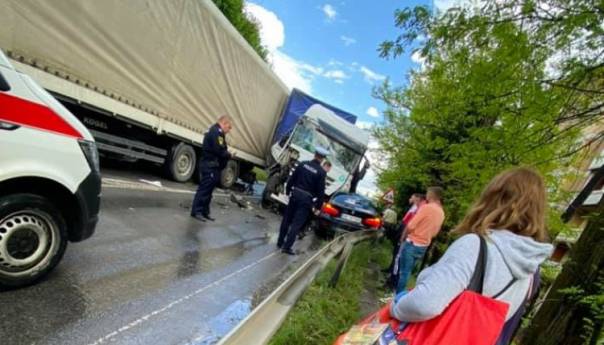 Jedna osoba povrijeđena u sudaru dva kamiona i automobila u Tuzli