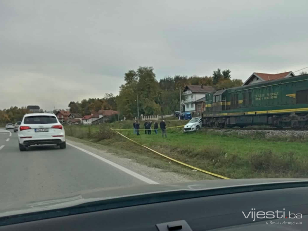 Jedna osoba teško povrijeđena u sudaru voza i automobila