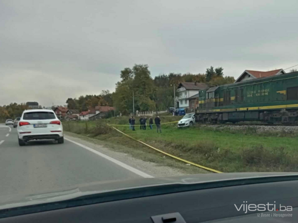 Jedna osoba teško povrijeđena u sudaru voza i automobila