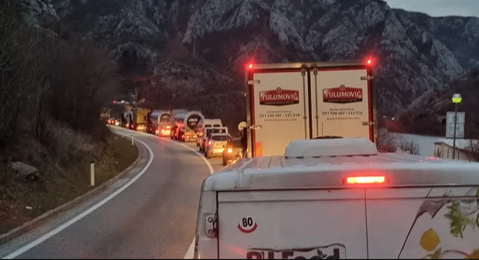 Jedno lice smrtno stradalo u nesreći na putu Mostar-Drežnica