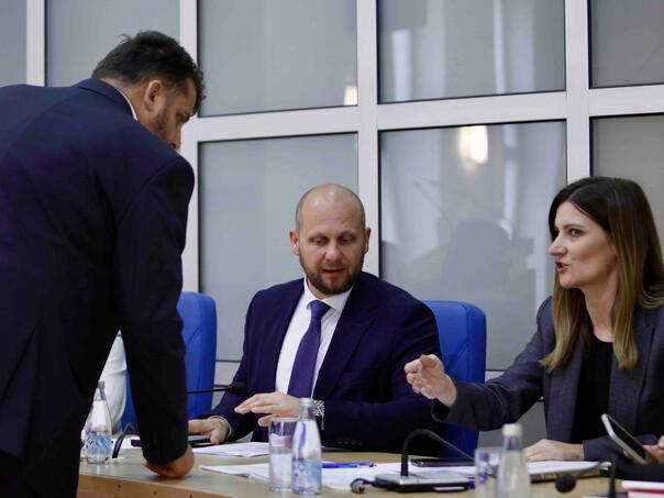 Jednoglasno prihvaćena ostavka premijera Uka