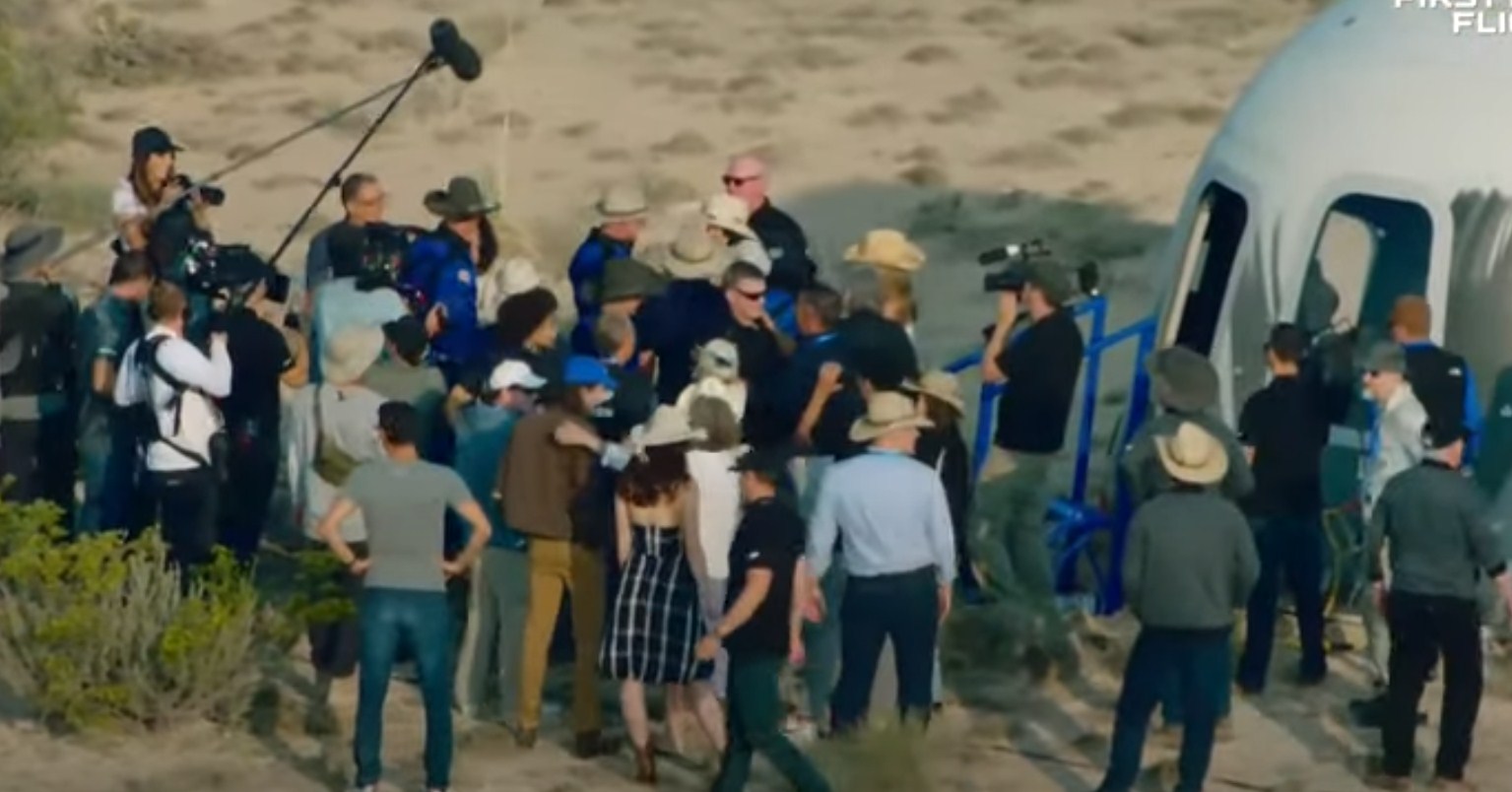 Jeff Bezos s ostatkom posade sletio na Zemlju