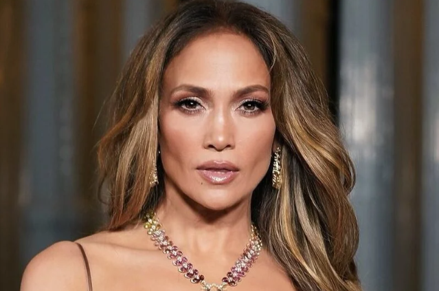 Jennifer Lopez pozirala u providnoj haljini na gala večeri