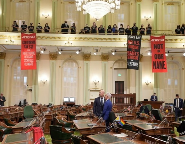 Jevreji prekinuli sjednicu skupštine Kalifornije: Pustite Gazu da živi!