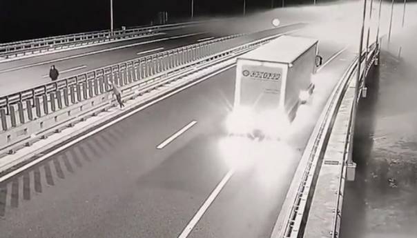 Jeziv snimak: Oblak amonijaka širi se mostom, ljudi bježe