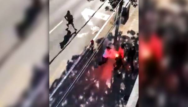 Jeziv sukob Grobara i Delija: Huligan protivniku pritisnuo baklju na lice