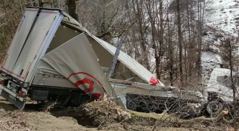 Jeziva nesreća: Kamion se survao niz padinu kod Olova