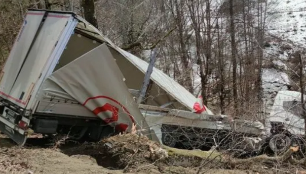 Jeziva nesreća: Kamion se survao niz padinu kod Olova
